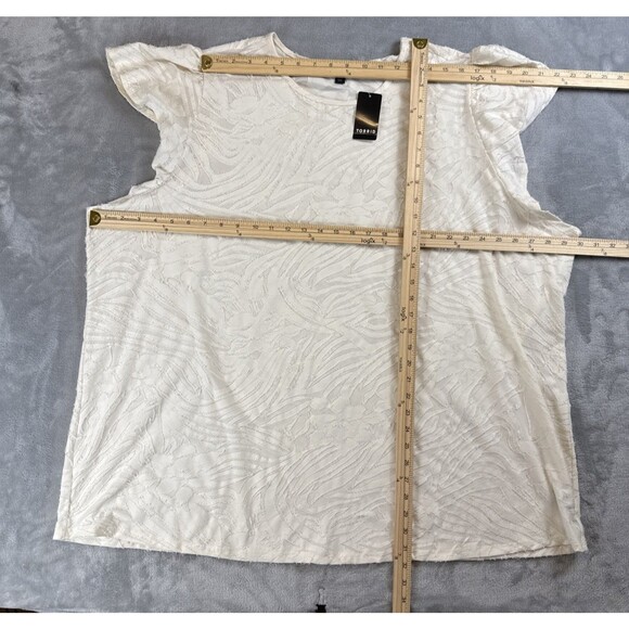 Torrid Women's 5X Ivory Textured Floral Top Cap Sleeve Blouse NWT Plus Size - Picture 3 of 6